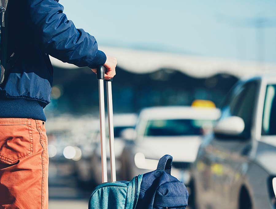 Mann wartet auf Taxiunternehmen